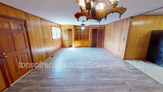 Building Photo - 14 Iselin St