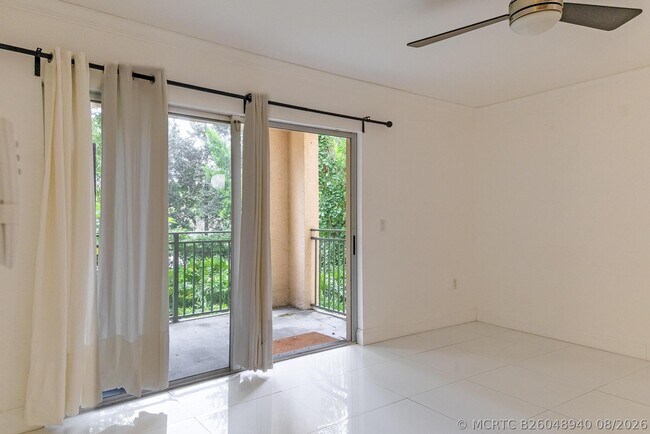 Foto del edificio - 2451 Centergate Dr