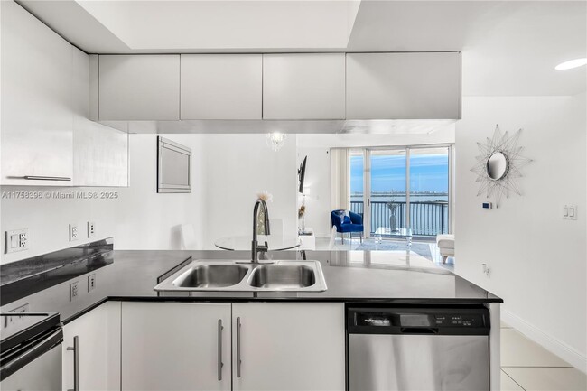 Building Photo - 1750 N Bayshore Dr