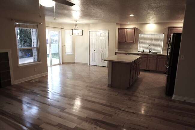 Foto del edificio - LARGE 5 Bedroom Home in Kuna with a 3 CAR ...