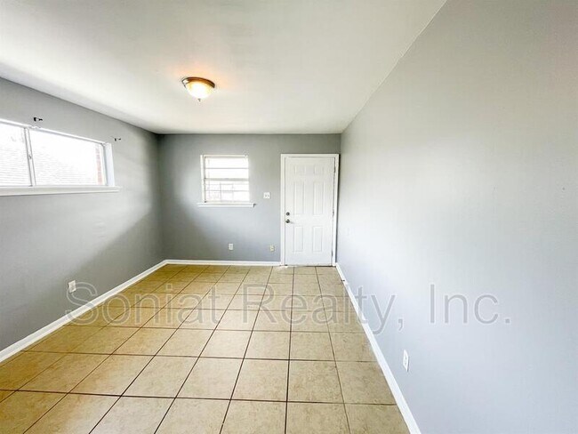 Building Photo - 423 S Murat St