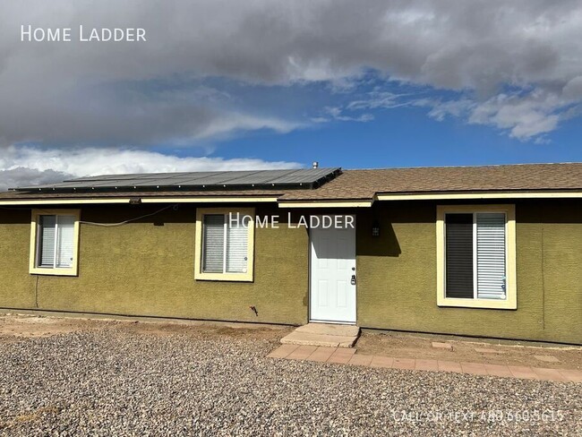 Building Photo - 3 Bed Residence with Fenced Yard in Eloy!