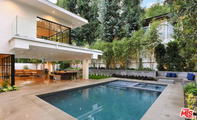 Foto del edificio - 1845 Franklin Canyon Dr