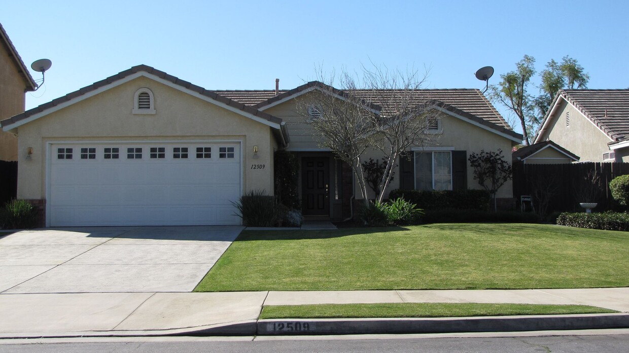 Primary Photo - Home in Northwest Bakersfield with Solar