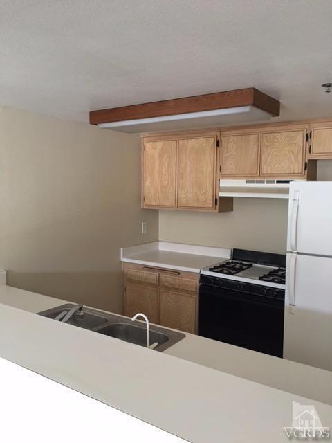 Building Photo - 865 S B St