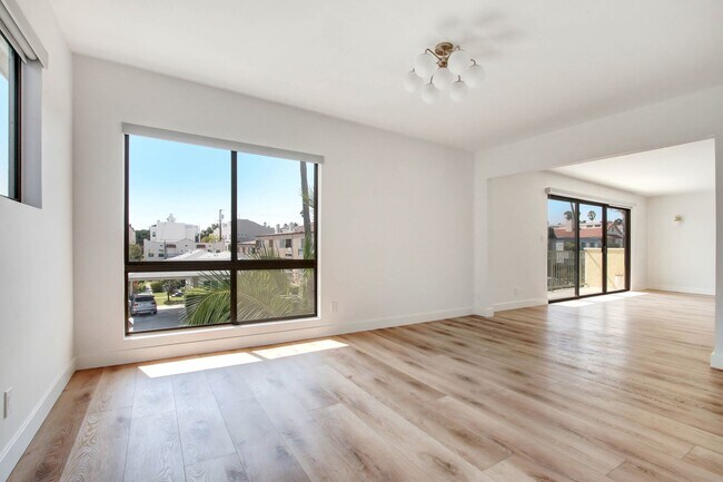 Building Photo - 843 18th St in Santa Monica.  Steps to Mon...