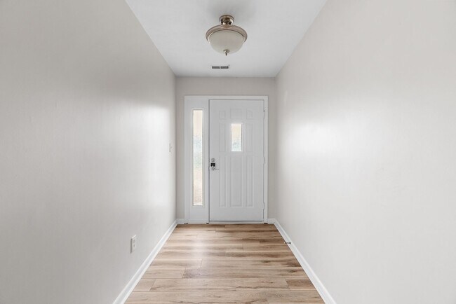 Building Photo - Stunning home in Pine Meadows Ready for Mo...