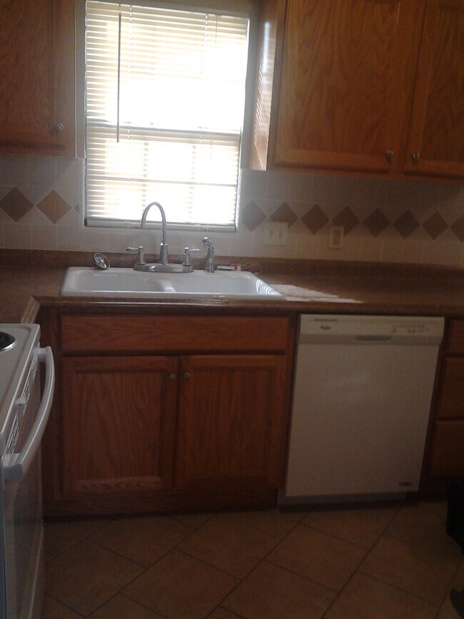 Kitchen/ Sink & Dishwasher - 7014 NW 61st Ter