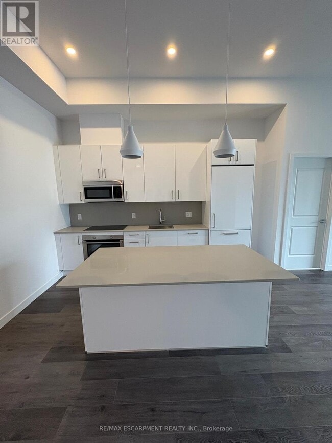 Photo du bâtiment - 7549-7549A Kalar Rd