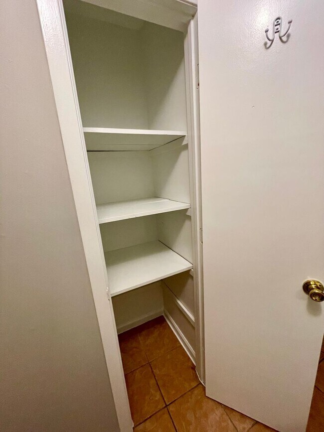 Foto del edificio - 2 BED / 1 Bath Apartment in Truman.  READY...