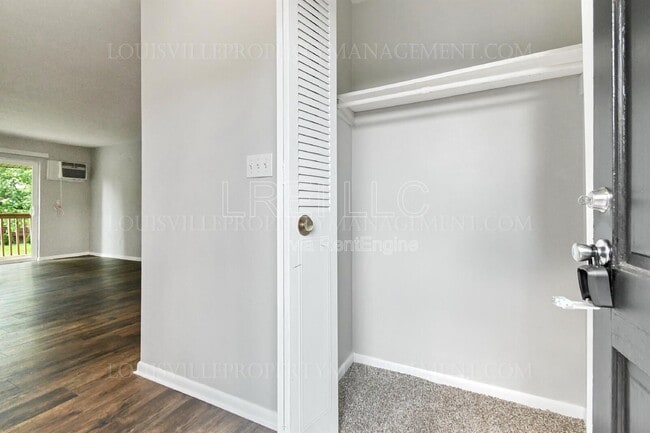 Building Photo - 1202 E Walford Dr
