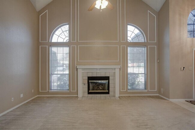 Building Photo - 348 Raintree Dr