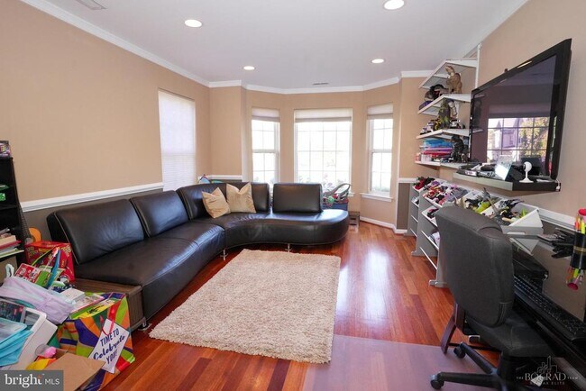 Building Photo - 201 White Pine Ct