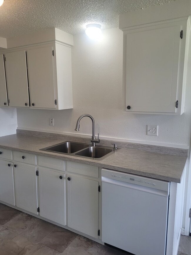 Foto del edificio - 2BD/1BA Duplex with large fenced yard Available June 5th!