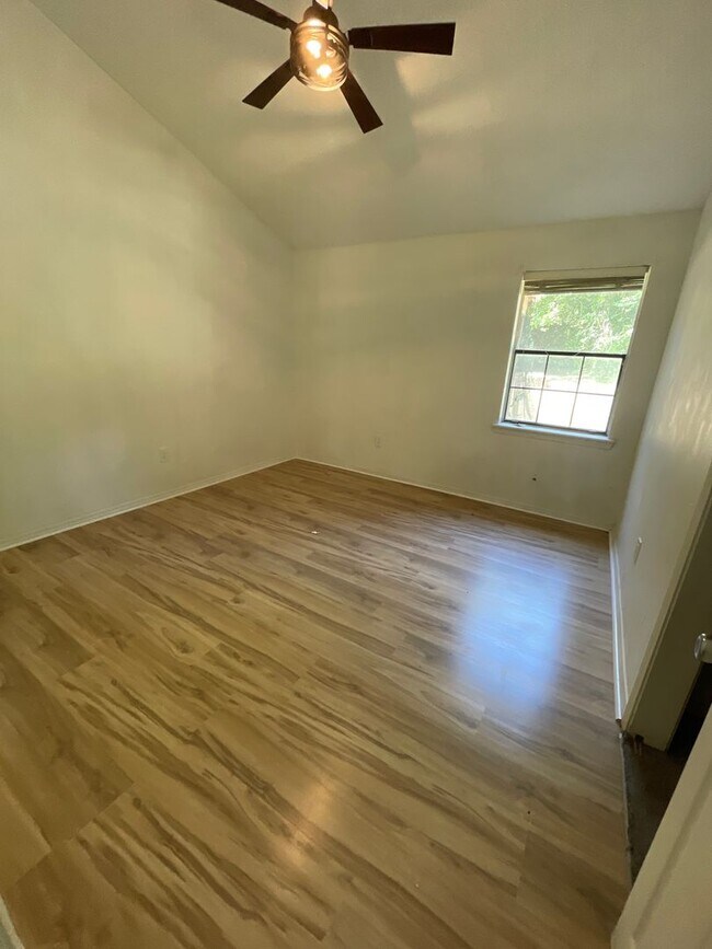 Foto del edificio - Western Hills 3 Bedroom Home