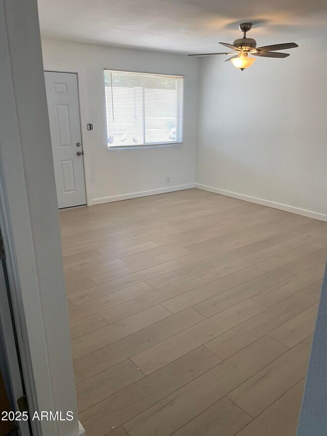 Foto del edificio - 4847 E Cambridge Ave