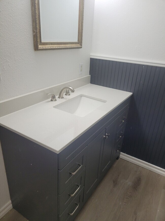 tocador de baño - 718 N 18th St
