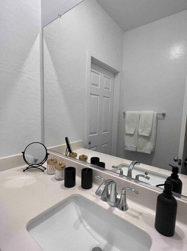 Shared bathroom - 965 Nevada State Dr