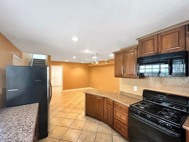 Foto del edificio - Beautiful 3B 2BA Duplex Unit w/ Balcony, W...