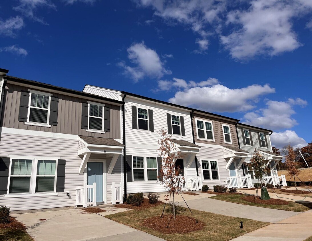 Primary Photo - BEAUTIFUL 3BD/2.5BTH Townhome - MALLARD CR...