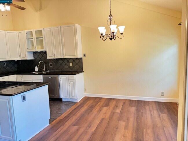 Building Photo - 2083 Ascot Dr