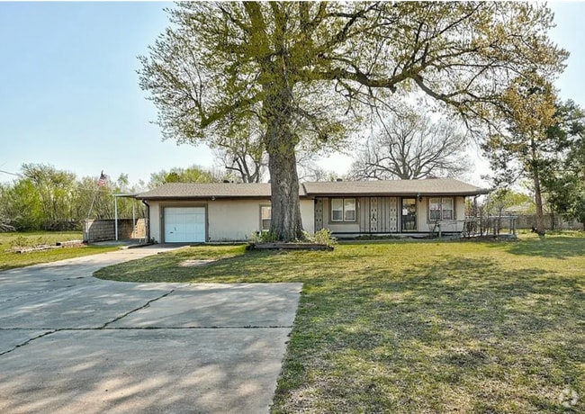 Building Photo - 310 S Sooner Rd