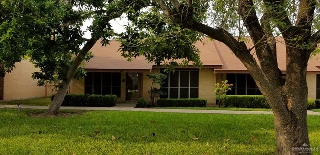 Building Photo - 901 E Dallas Ave