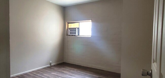 Foto del edificio - 1205 W Center St