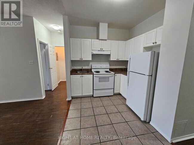 Photo du bâtiment - 1801 Eglinton Ave W