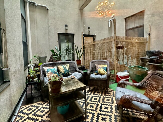 Foto del edificio - 162 Manhattan Ave