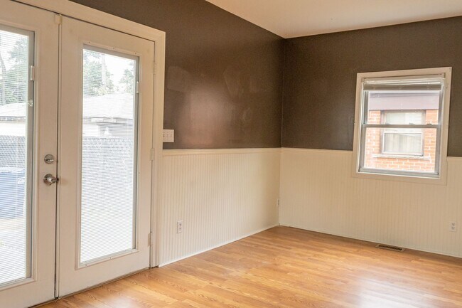 Building Photo - Spacious Single Family Home