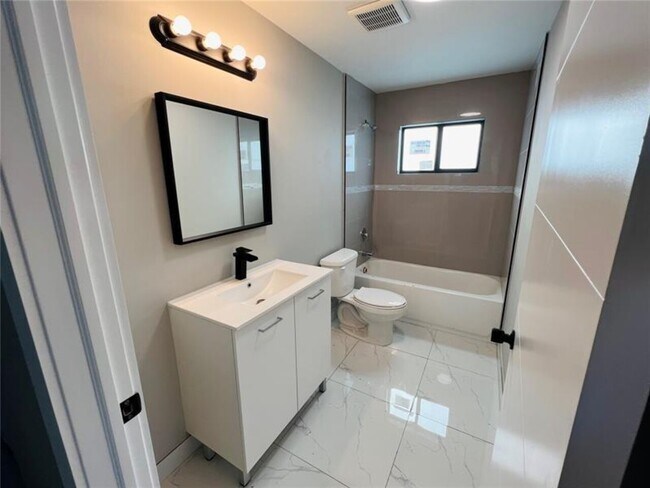 Foto del edificio - $3,000 1706 NW 69 Ter # 1706