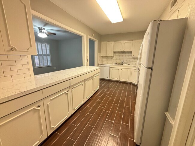 Foto del edificio - CONDO WITH ALL BILLS PAID