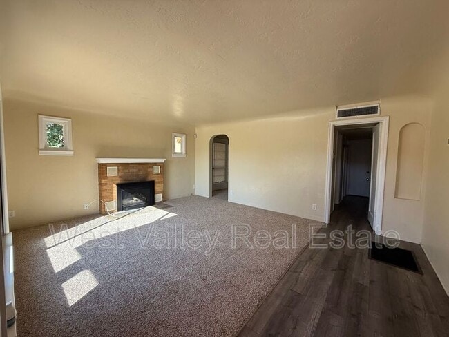 Building Photo - 334 B St