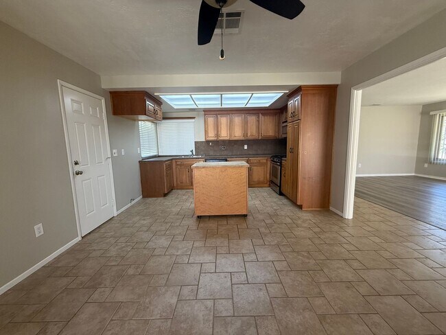 Foto del edificio - Beautiful Canyon Crest Home