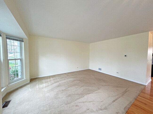 Building Photo - 6146 Golfview Dr