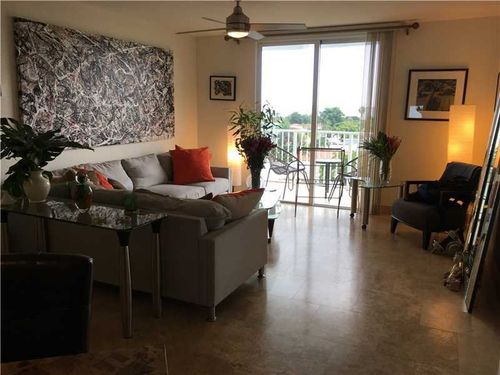 Foto principal - 1555 N Treasure Dr