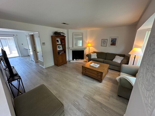 Foto del edificio - 3 Bed 1.5 Bath Townhome In Walnut Creek W/...