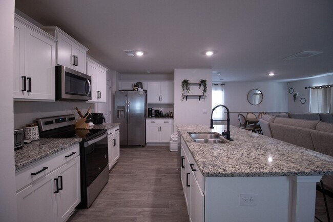 Foto del edificio - Stylish & Spacious 4 Bedroom Pet-Friendly Home in Bowden Village – 2034 Eldridge Rd, Columbia, SC...