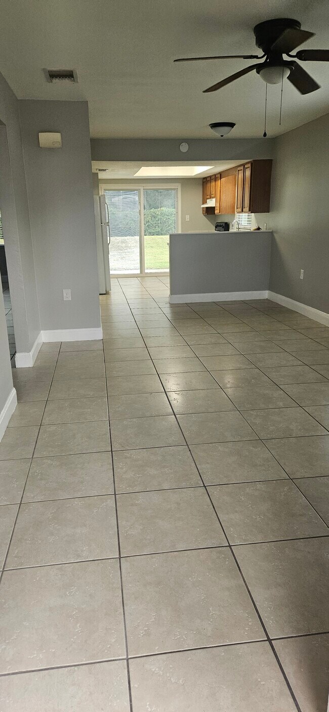 Sala de estar y comedor - 815 Trina Ln