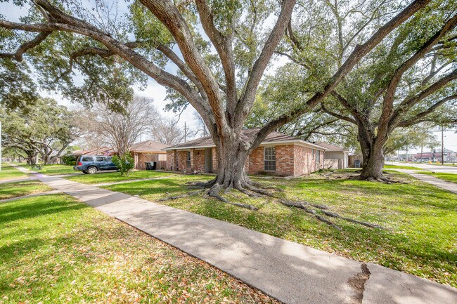 Building Photo - 451 Gentilly Dr