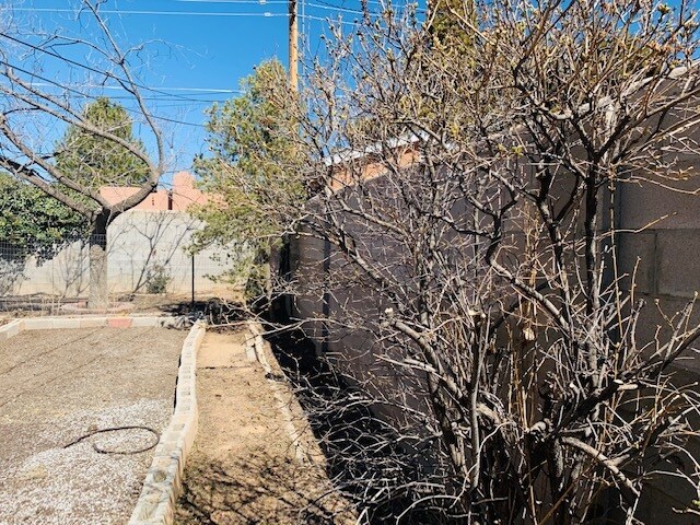 Foto del edificio - 10217 Santa Paula Ave NE