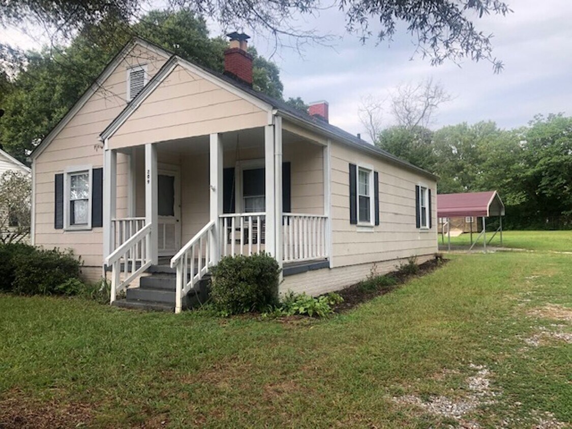 Foto principal - Charming - 2 BD- 1 full BA - Bungalow w/ r...