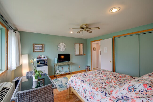 TV/Mini-Fridge/Microwave - 8283 N Riley Rd