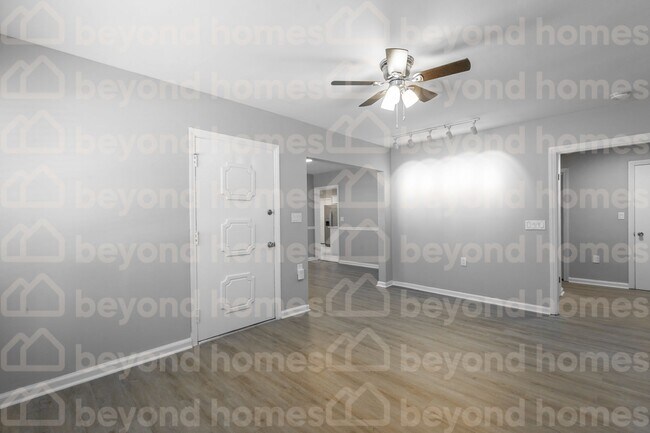 Building Photo - Recently renovated and highly desirable 3 ...