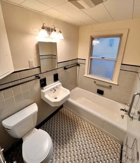 Classic Tiled Bathroom - 2009 Lakeview Ave