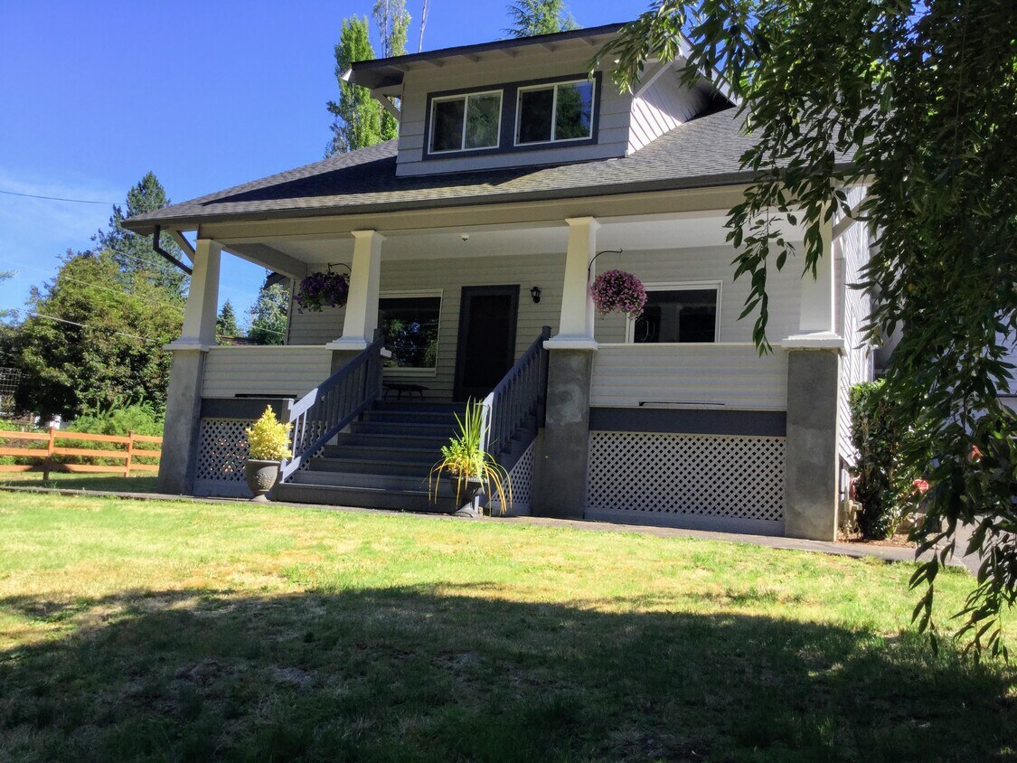 1923 remodeled home with large front porch - 5112 SE Aldercrest Rd