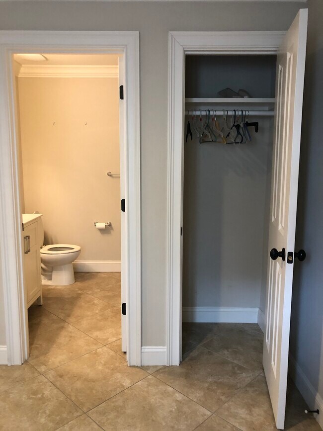 Baño completo y armario - 815 Howard St
