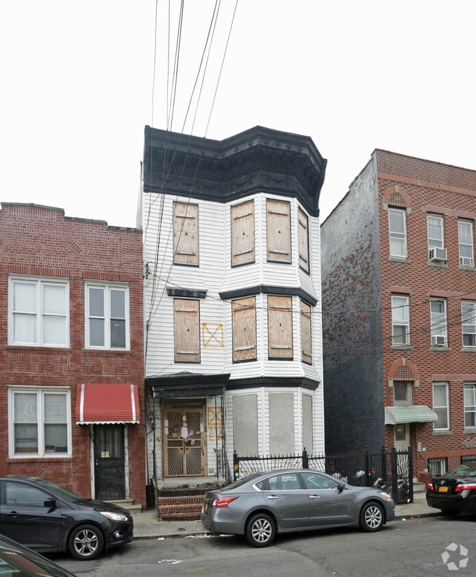 Building Photo - 720 E 216th St
