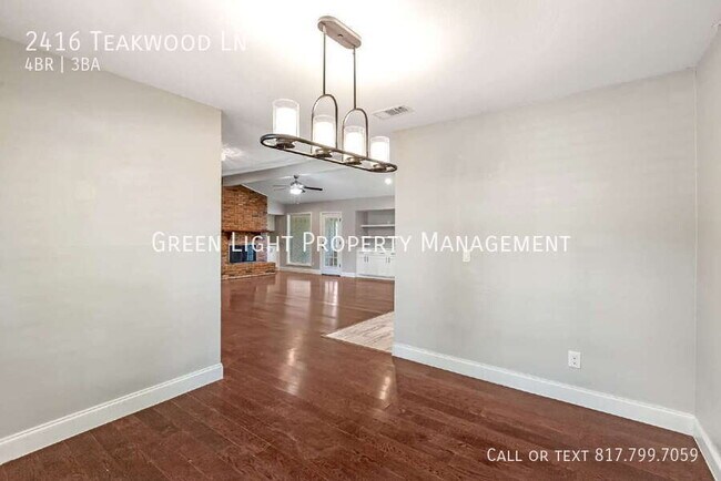 Foto del edificio - 2416 Teakwood Ln